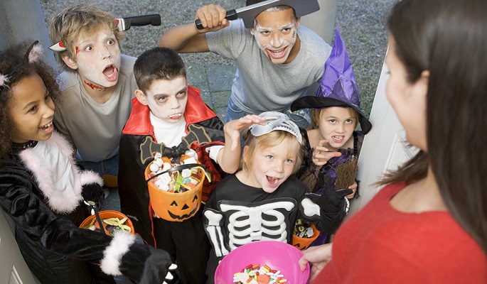 Дети обожают переодеваться в страшные костюмы на Хэллоуин