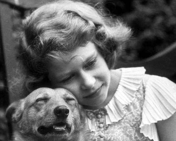Королева Елизавета в детстве с любимой собакой породы корги