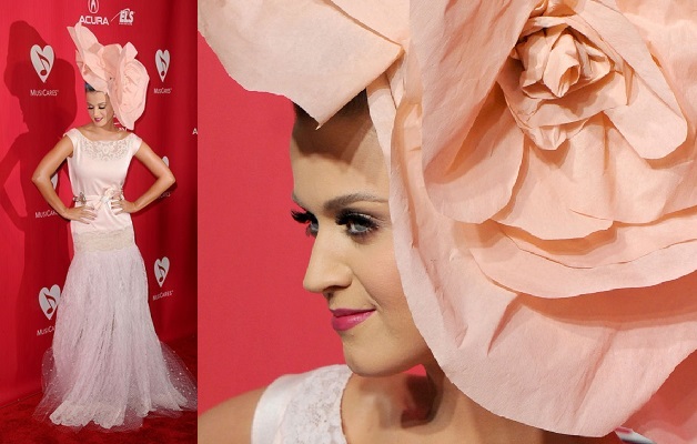Кэти Перри (Katy Perry) на красной ковровой дорожке в эффектной шляпе-цветке